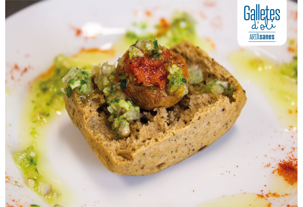 Tapes de Galletes ARTÀsanes de botifarró amb xampinyons farcits amb sobrasada